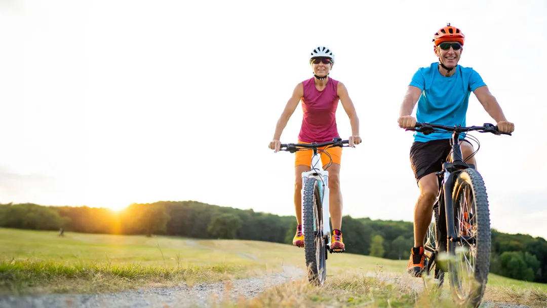couple-riding-bikes