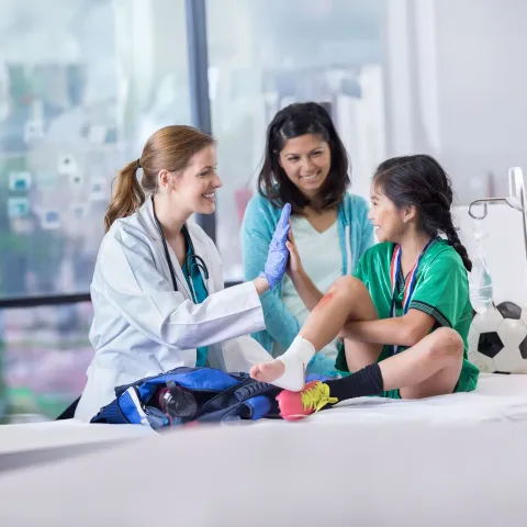 litte-girl-in-emergency-room-with-a-bruise-knee