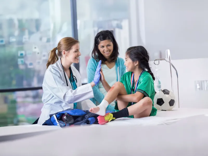 litte-girl-in-emergency-room-with-a-bruise-knee